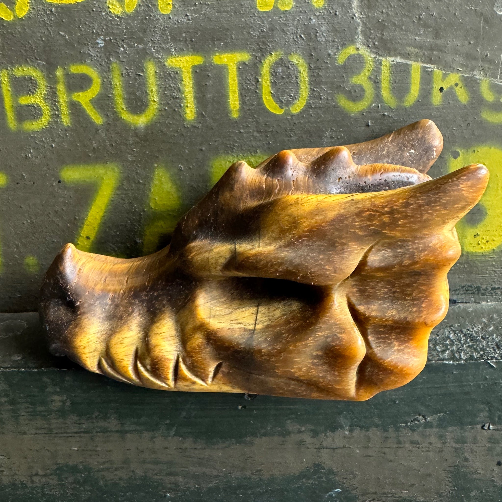 tijgeroog drakenschedel dragon skull zijkant