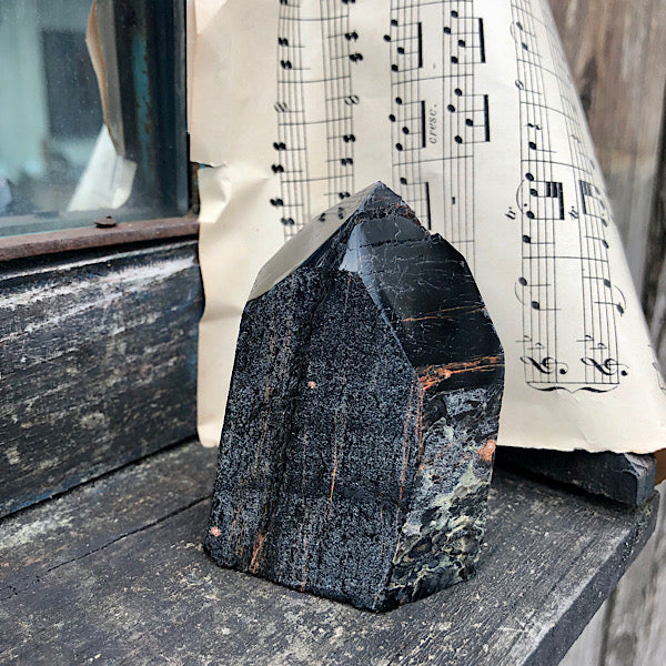 toermalijn schörl hematiet generator punt ruw gepolijst nr2 mineralen obelisk