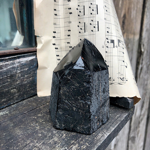 toermalijn schörl hematiet generator punt ruw gepolijst nr2 mineralen obelisk