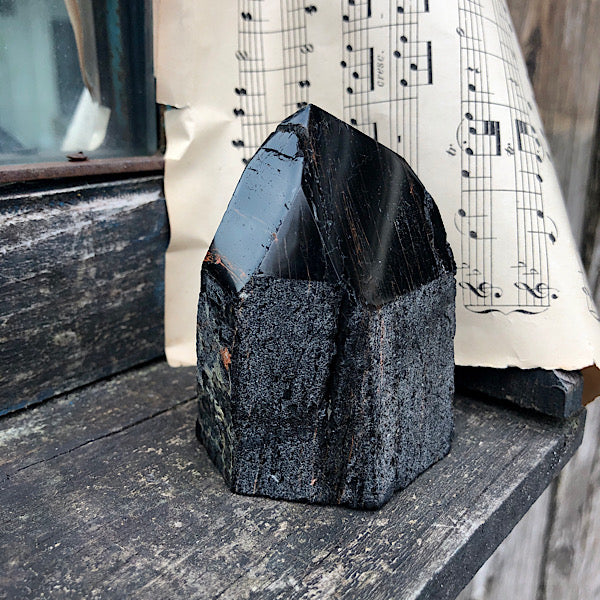 toermalijn schörl hematiet generator punt ruw gepolijst nr2 mineralen obelisk