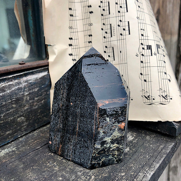 toermalijn schörl hematiet generator punt ruw gepolijst nr2 mineralen obelisk