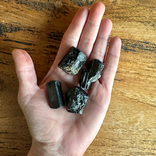 toermalijn zwart ruw gekristalleerd stukje Brazilië