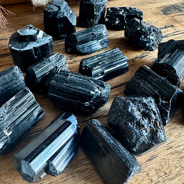 toermalijn zwart ruw gekristalleerd stukje Brazilië edelstenenmineralenwinkel.nl