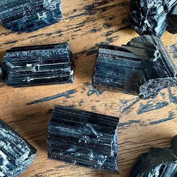 toermalijn zwart ruw gekristalleerd stukje Brazilië